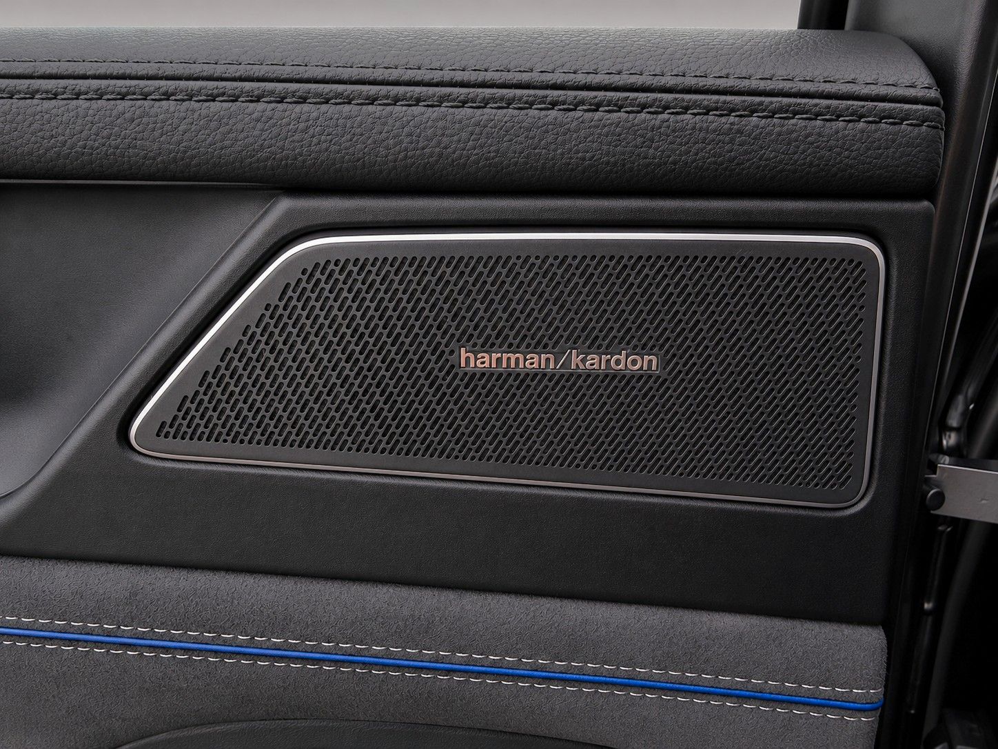 Fahrzeugabbildung Volkswagen Passat Variant 2.0 TDI R-Line *Pano*Massage*LED* - mit KI generiert/bearbeitet