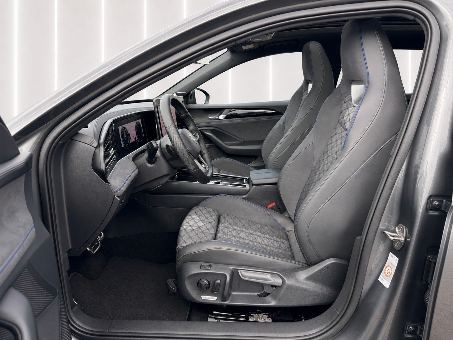 Fahrzeugabbildung Volkswagen Passat Variant 2.0 TDI R-Line *Pano*Massage*LED* - mit KI generiert/bearbeitet