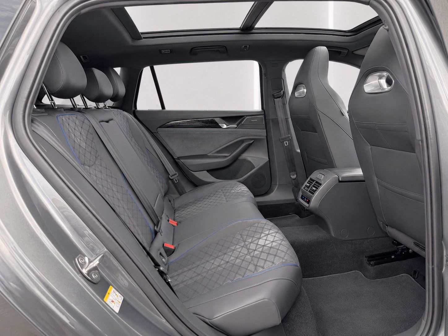 Fahrzeugabbildung Volkswagen Passat Variant 2.0 TDI R-Line *Pano*Massage*LED* - mit KI generiert/bearbeitet