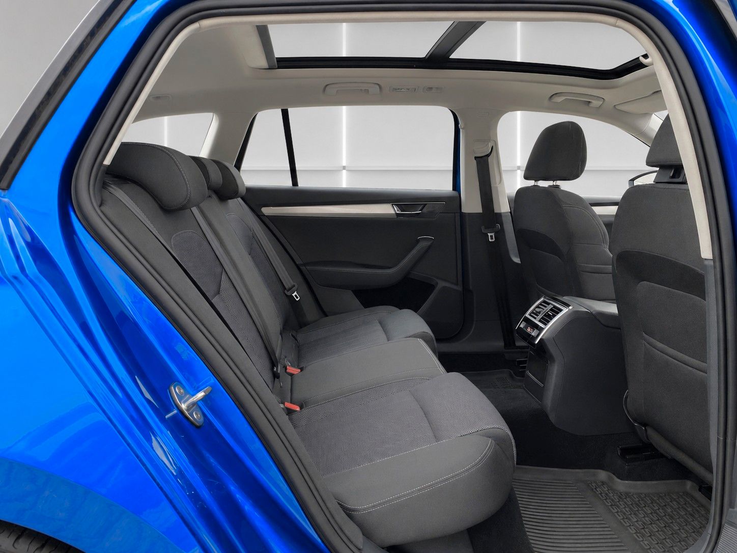 Fahrzeugabbildung SKODA Superb Combi 2.0 TDI DSG Style*Mega-Ausstattung* - mit KI generiert/bearbeitet