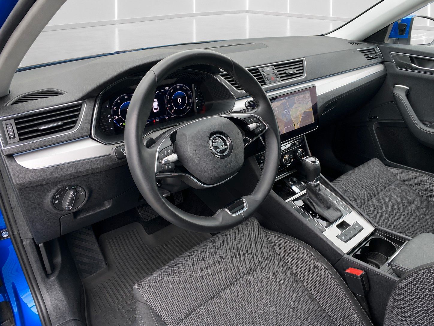 Fahrzeugabbildung SKODA Superb Combi 2.0 TDI DSG Style*Mega-Ausstattung* - mit KI generiert/bearbeitet