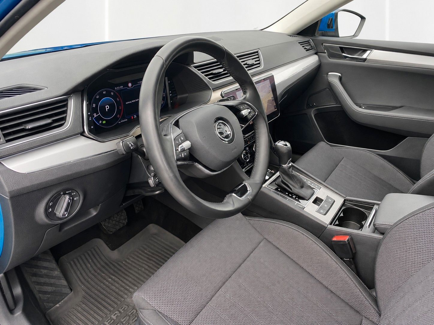 Fahrzeugabbildung SKODA Superb Combi 2.0 TDI DSG Style*Mega-Ausstattung* - mit KI generiert/bearbeitet