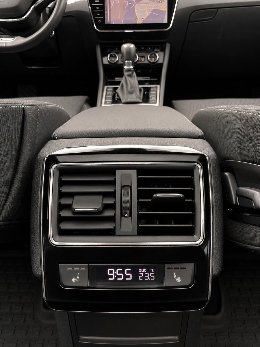 Fahrzeugabbildung SKODA Superb Combi 2.0 TDI DSG Style*Mega-Ausstattung* - mit KI generiert/bearbeitet