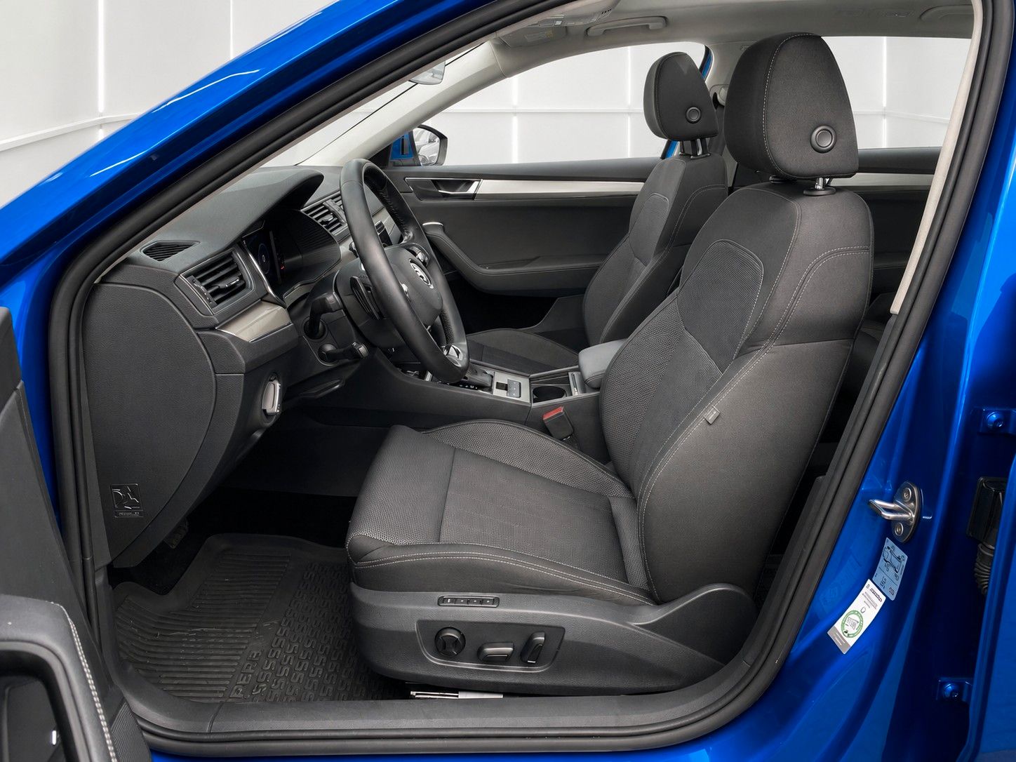 Fahrzeugabbildung SKODA Superb Combi 2.0 TDI DSG Style*Mega-Ausstattung* - mit KI generiert/bearbeitet