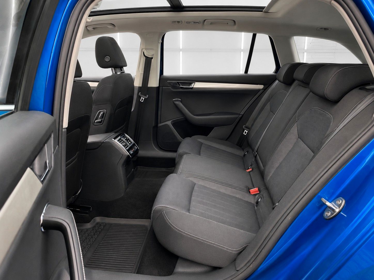 Fahrzeugabbildung SKODA Superb Combi 2.0 TDI DSG Style*Mega-Ausstattung* - mit KI generiert/bearbeitet
