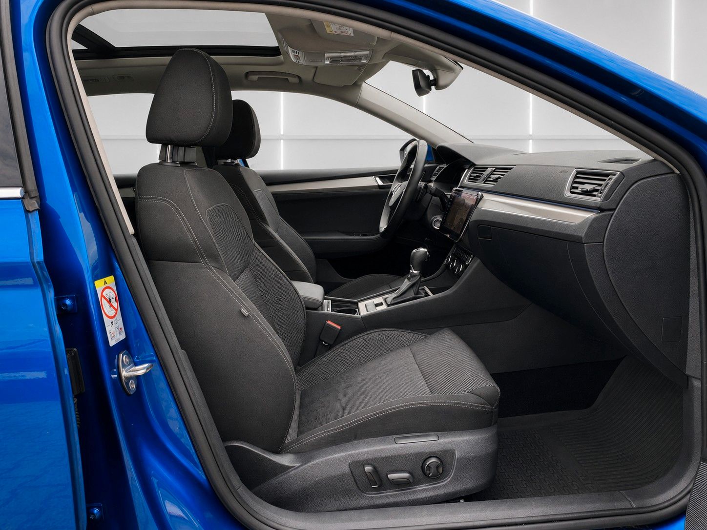 Fahrzeugabbildung SKODA Superb Combi 2.0 TDI DSG Style*Mega-Ausstattung* - mit KI generiert/bearbeitet