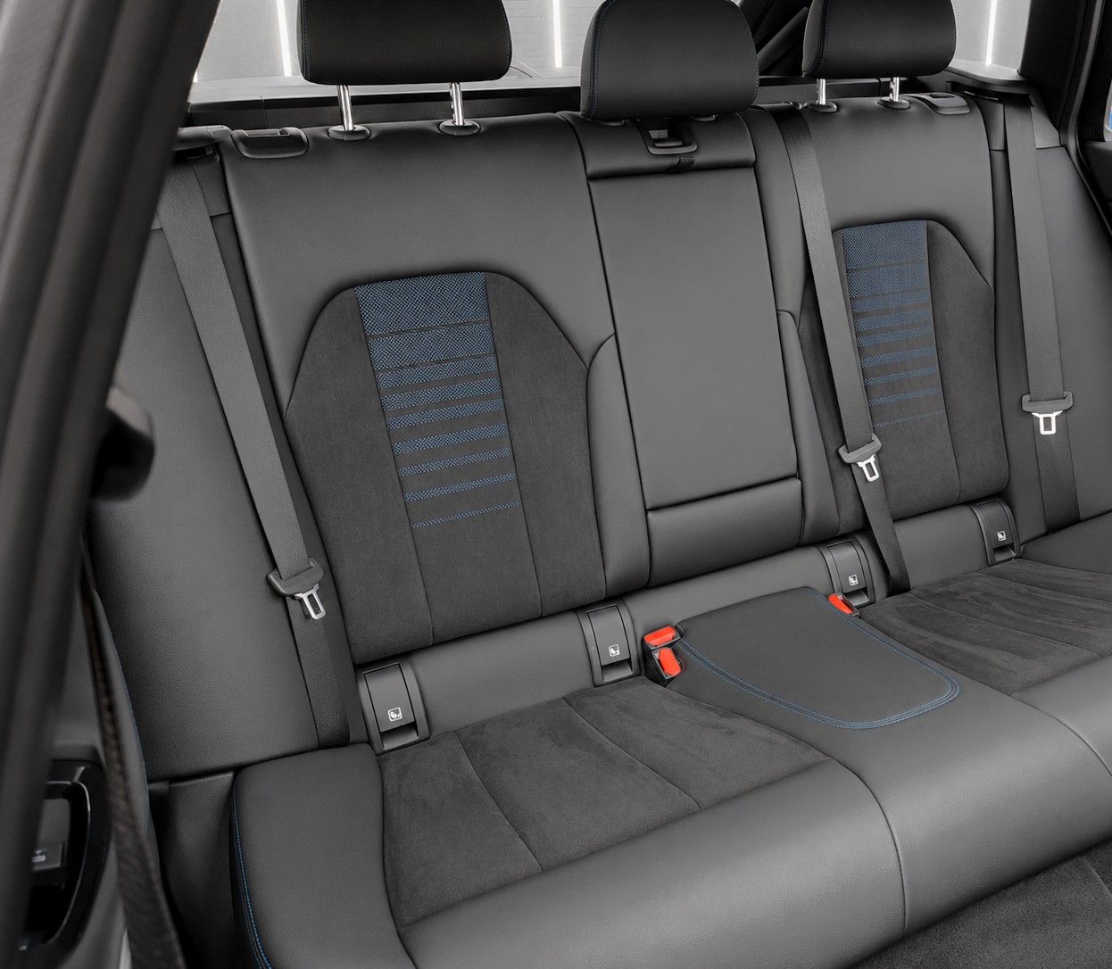 Fahrzeugabbildung BMW 320d Touring Aut. M Sport Shadow Line *Pano*AHK* - mit KI generiert/bearbeitet