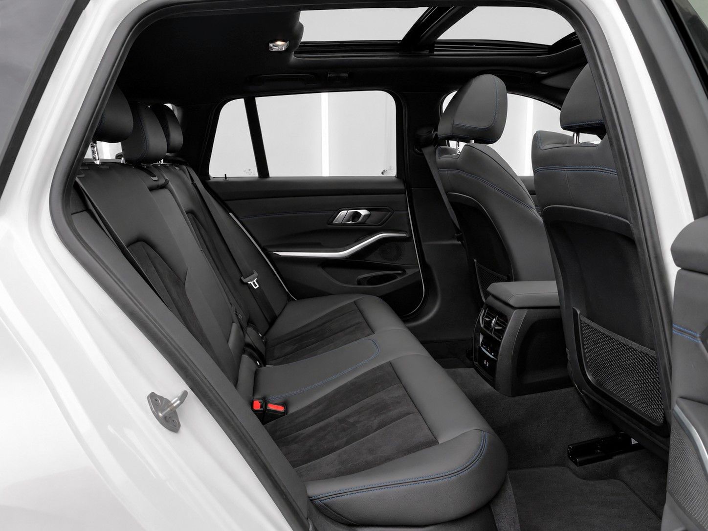 Fahrzeugabbildung BMW 320d Touring Aut. M Sport Shadow Line *Pano*AHK* - mit KI generiert/bearbeitet