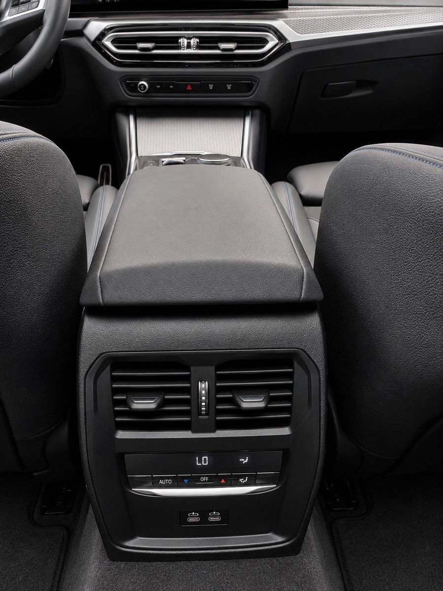Fahrzeugabbildung BMW 320d Touring Aut. M Sport Shadow Line *Pano*AHK* - mit KI generiert/bearbeitet