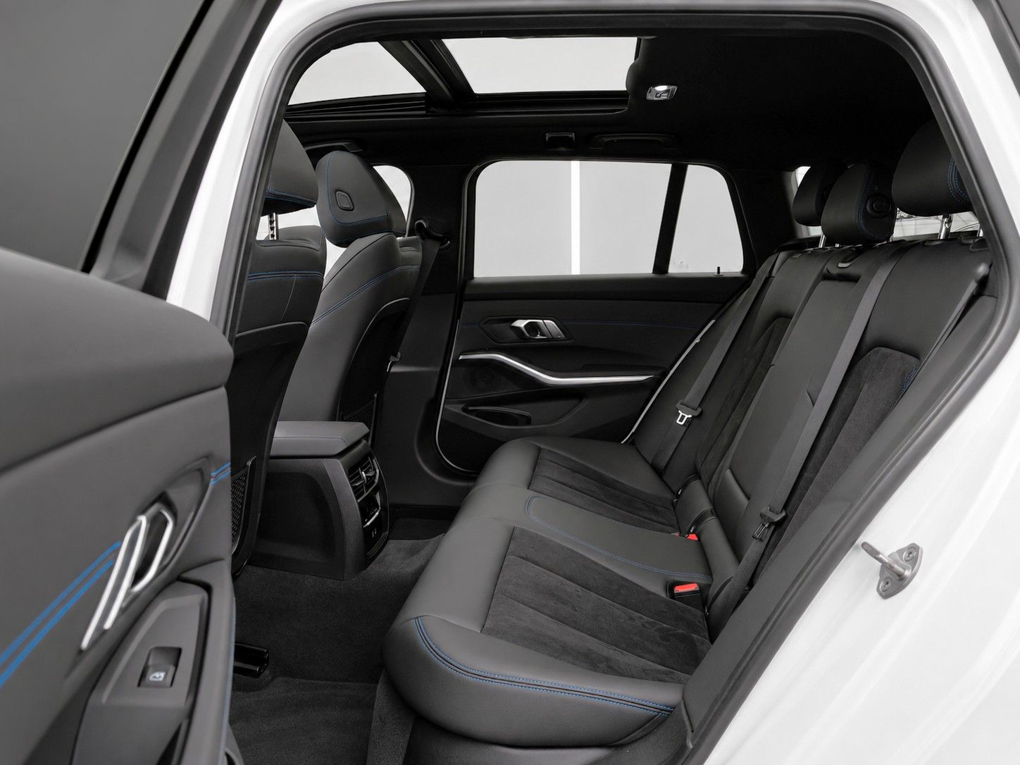 Fahrzeugabbildung BMW 320d Touring Aut. M Sport Shadow Line *Pano*AHK* - mit KI generiert/bearbeitet