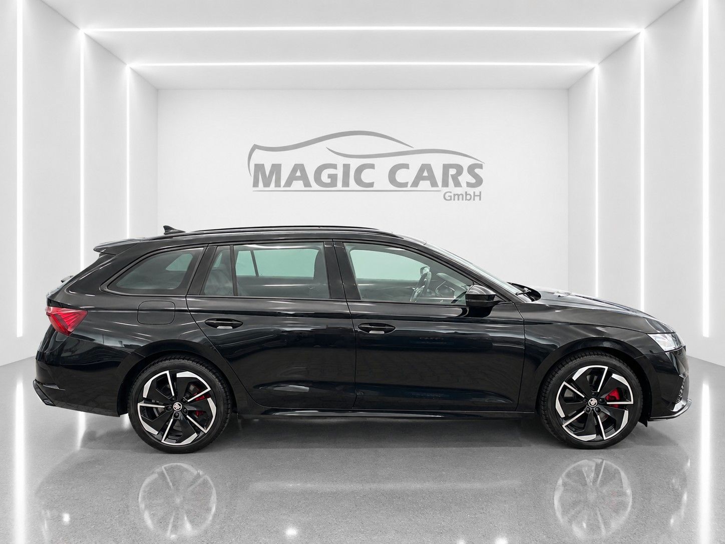 Fahrzeugabbildung SKODA Octavia Combi 2.0 TSI RS *Pano*Massage*AHK* - mit KI generiert/bearbeitet