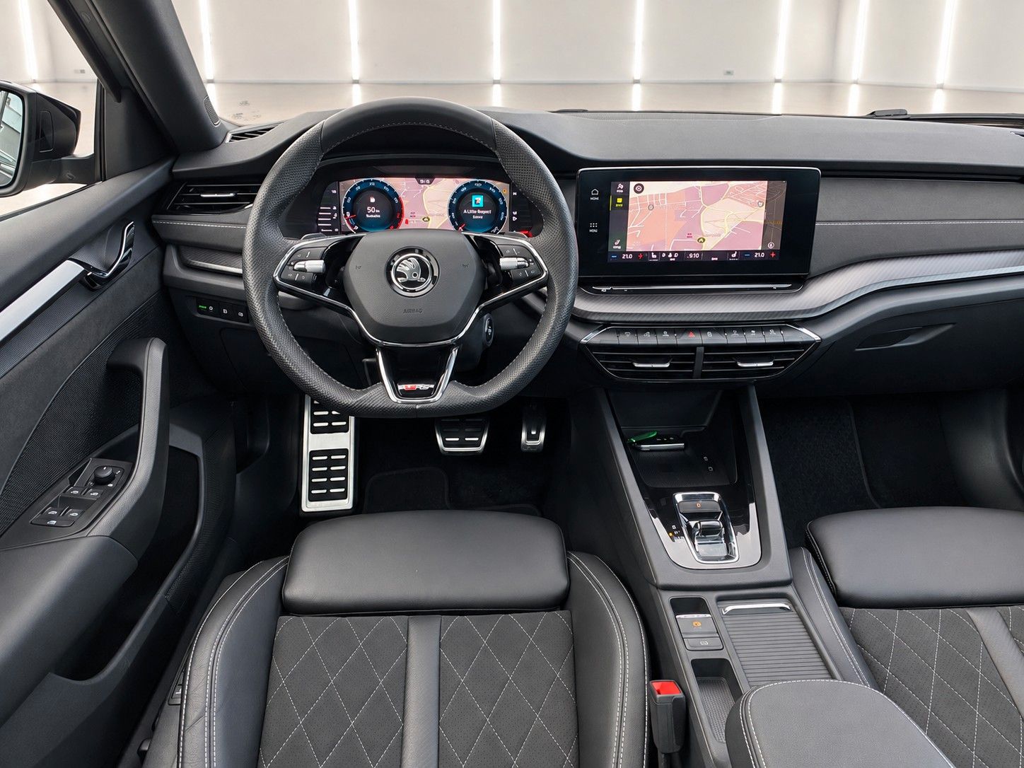 Fahrzeugabbildung SKODA Octavia Combi 2.0 TSI RS *Pano*Massage*AHK* - mit KI generiert/bearbeitet