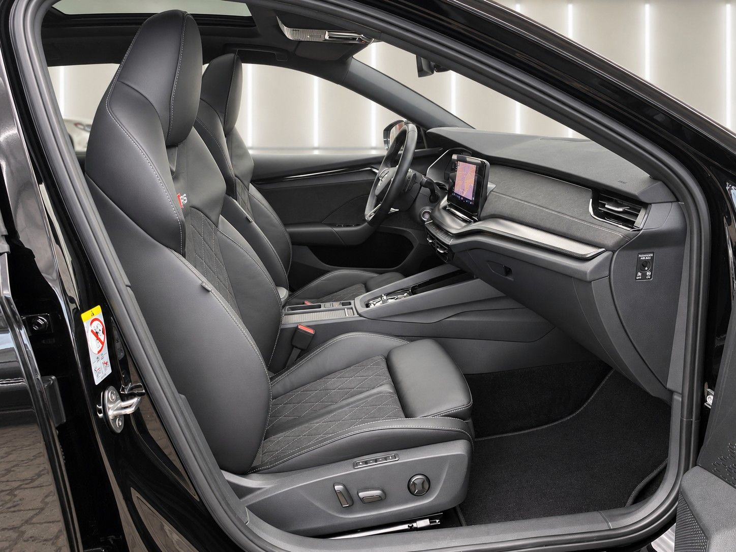 Fahrzeugabbildung SKODA Octavia Combi 2.0 TSI RS *Pano*Massage*AHK* - mit KI generiert/bearbeitet