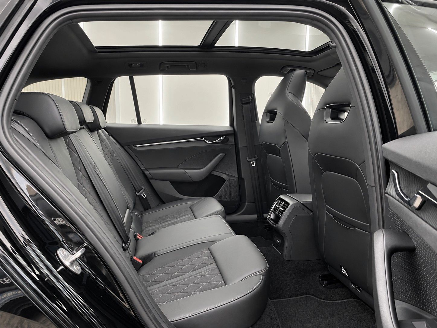 Fahrzeugabbildung SKODA Octavia Combi 2.0 TSI RS *Pano*Massage*AHK* - mit KI generiert/bearbeitet