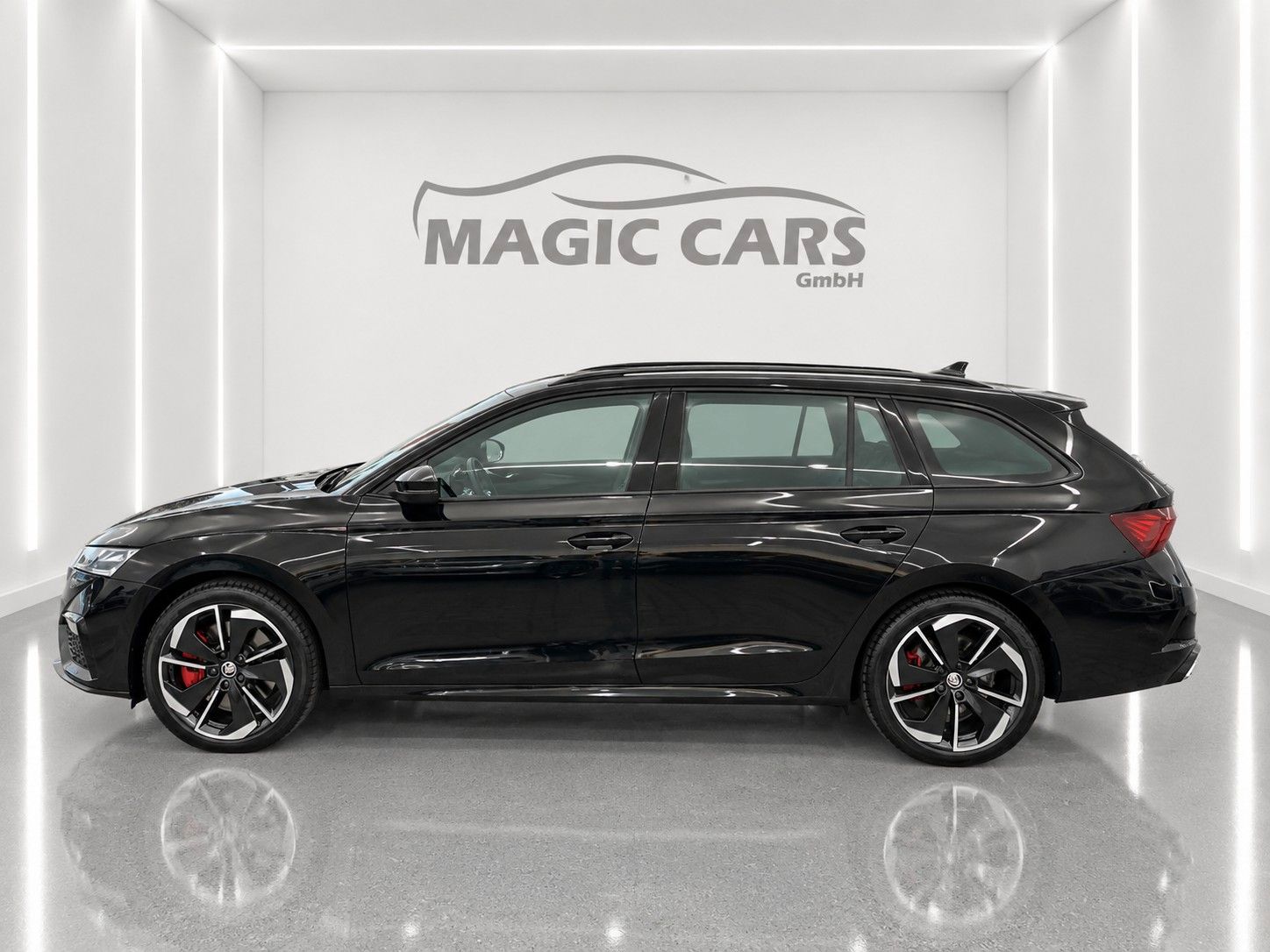 Fahrzeugabbildung SKODA Octavia Combi 2.0 TSI RS *Pano*Massage*AHK* - mit KI generiert/bearbeitet