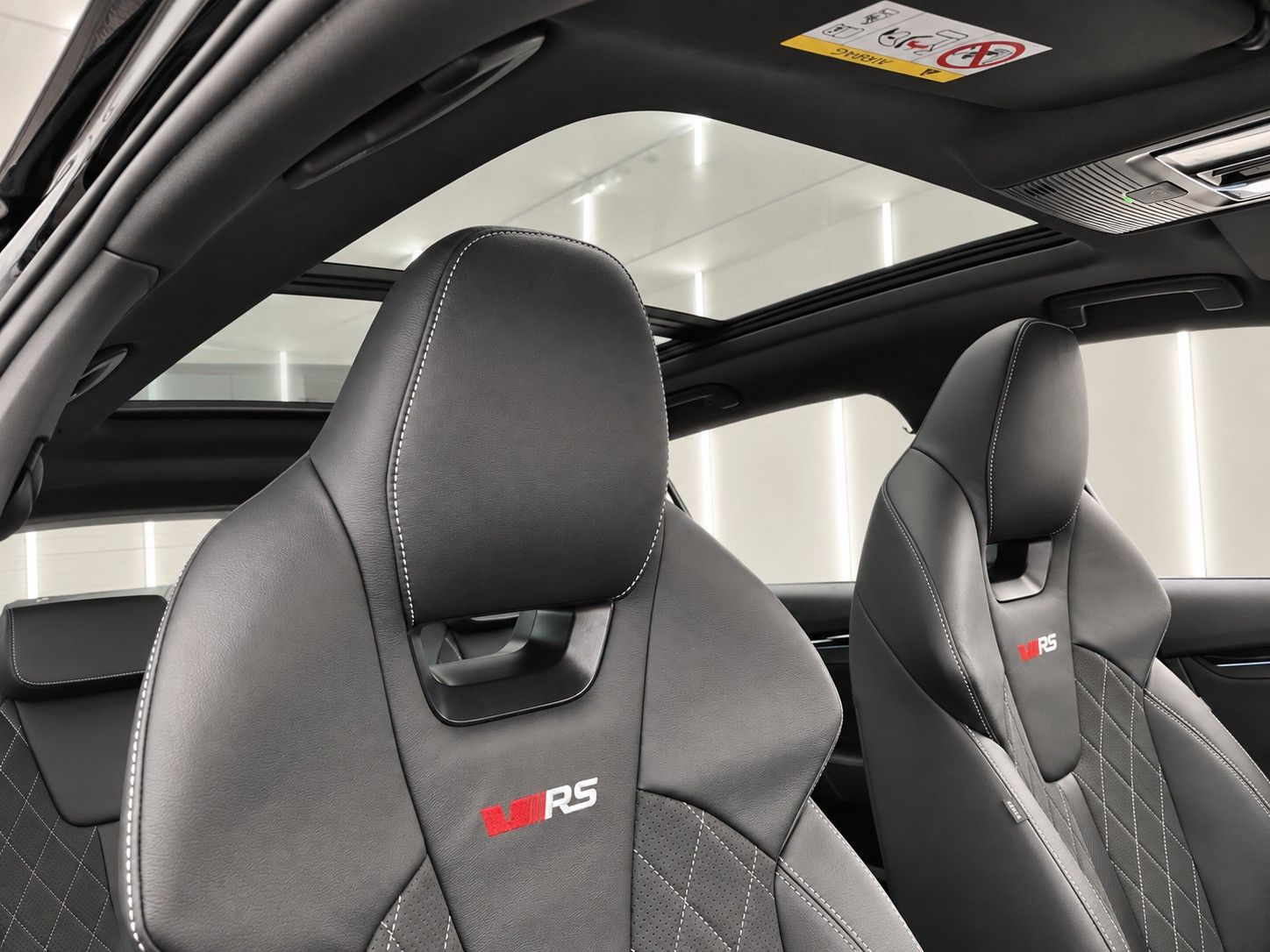 Fahrzeugabbildung SKODA Octavia Combi 2.0 TSI RS *Pano*Massage*AHK* - mit KI generiert/bearbeitet