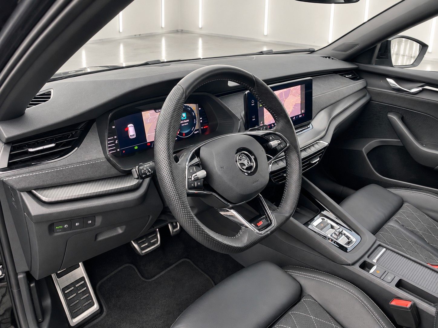 Fahrzeugabbildung SKODA Octavia Combi 2.0 TSI RS *Pano*Massage*AHK* - mit KI generiert/bearbeitet