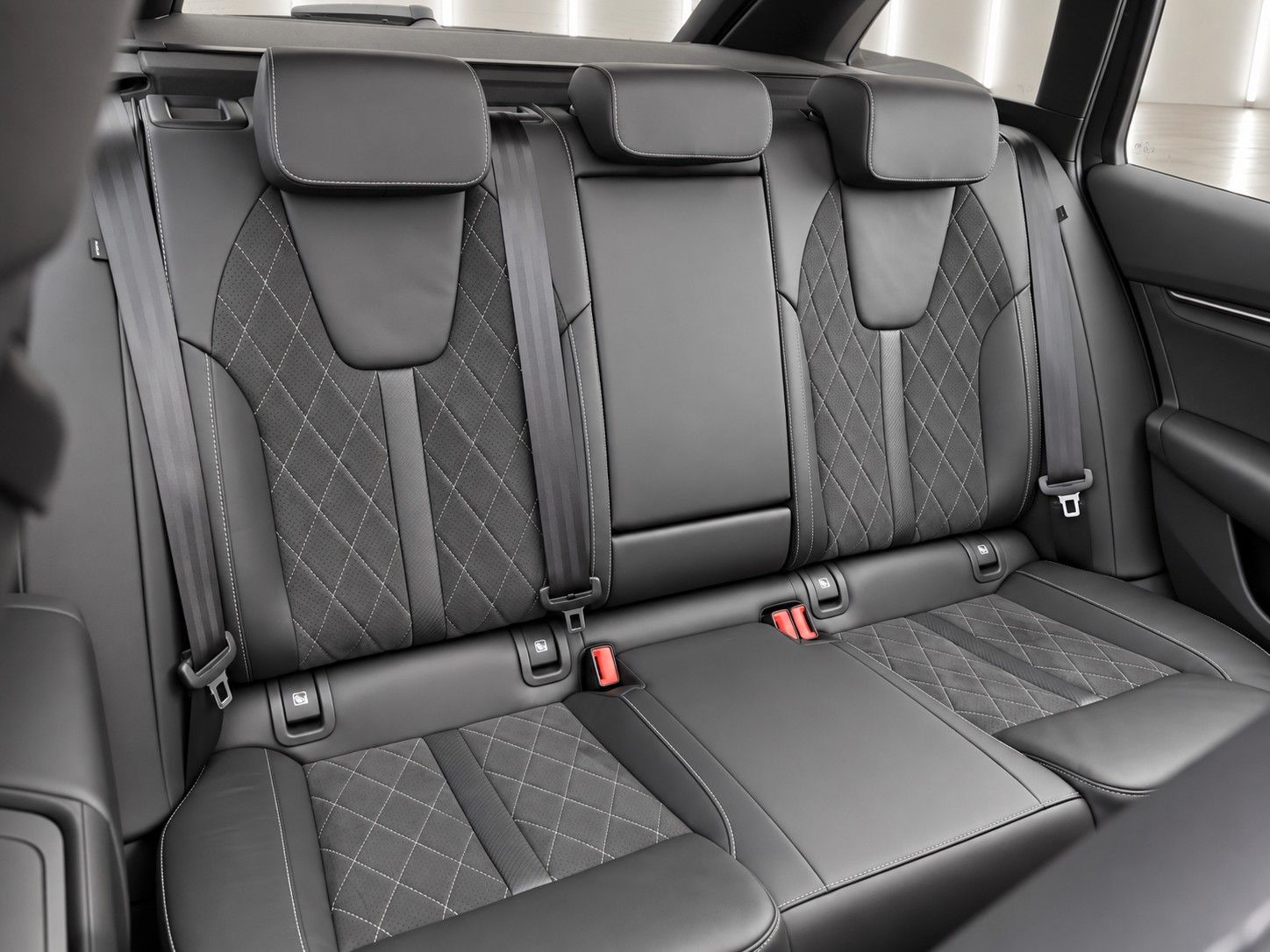 Fahrzeugabbildung SKODA Octavia Combi 2.0 TSI RS *Pano*Massage*AHK* - mit KI generiert/bearbeitet