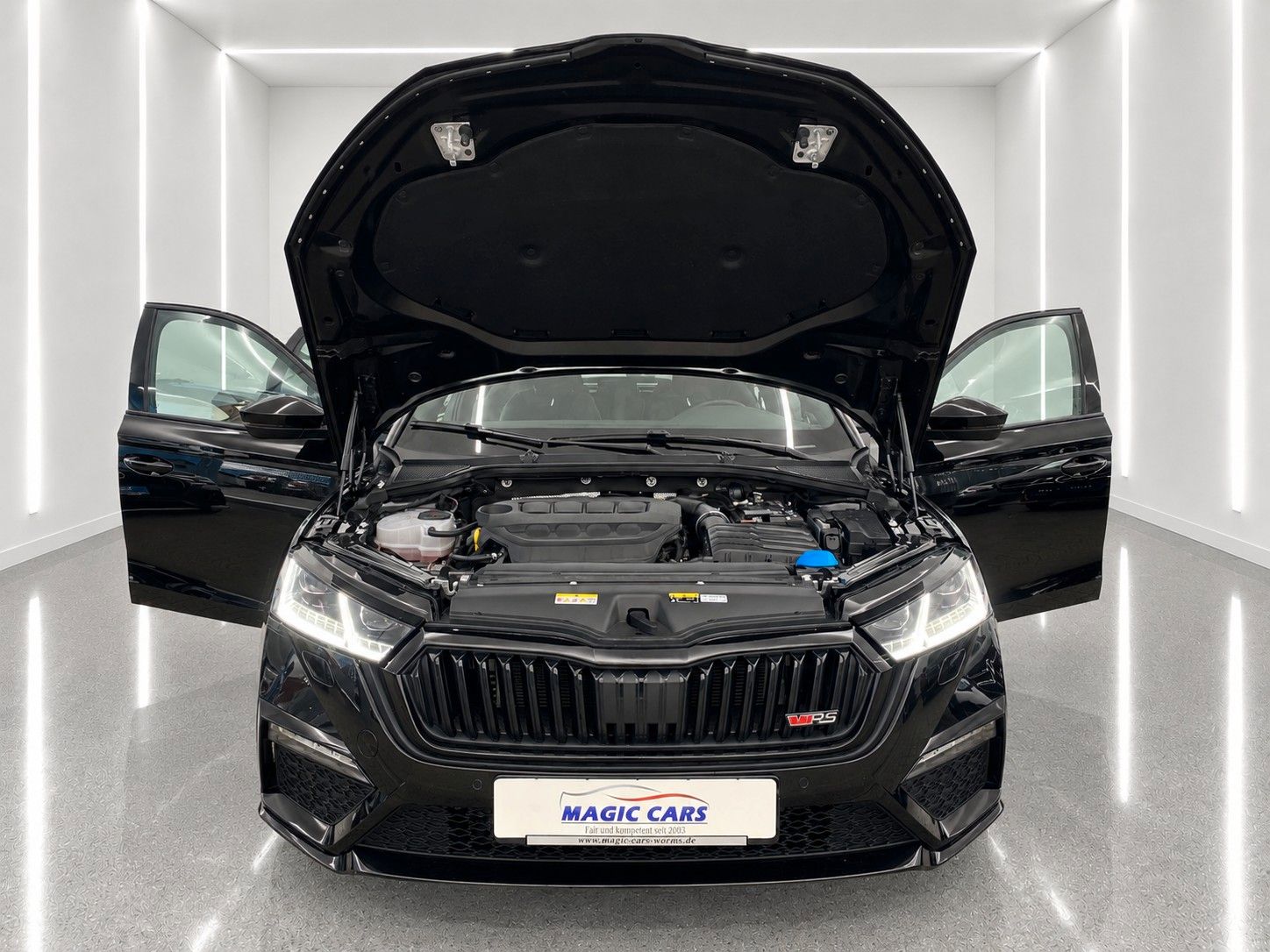Fahrzeugabbildung SKODA Octavia Combi 2.0 TSI RS *Pano*Massage*AHK* - mit KI generiert/bearbeitet