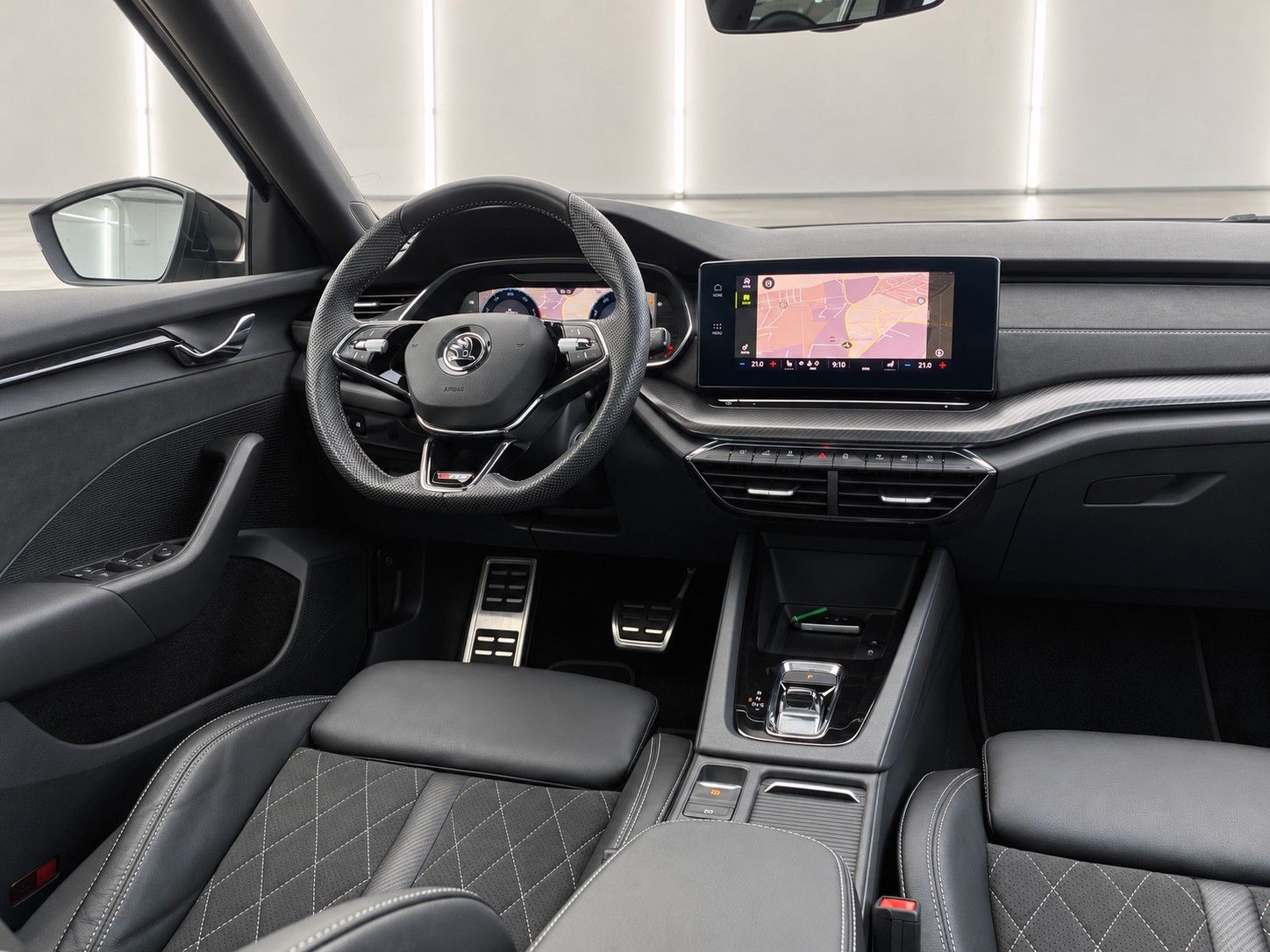 Fahrzeugabbildung SKODA Octavia Combi 2.0 TSI RS *Pano*Massage*AHK* - mit KI generiert/bearbeitet