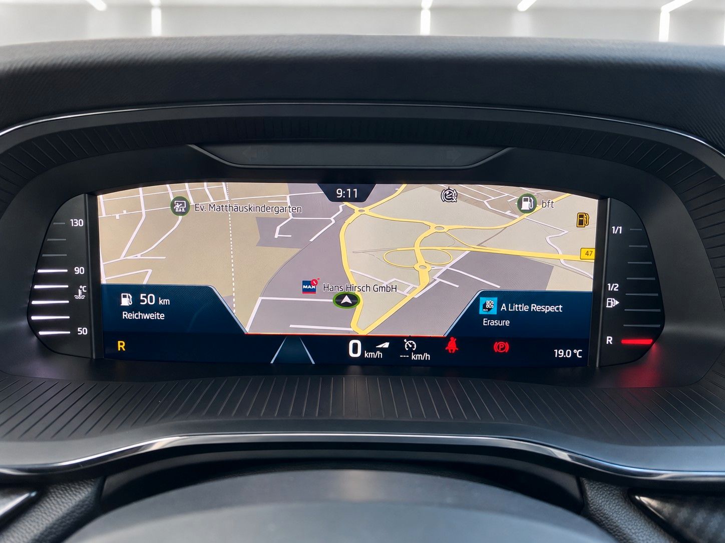 Fahrzeugabbildung SKODA Octavia Combi 2.0 TSI RS *Pano*Massage*AHK* - mit KI generiert/bearbeitet