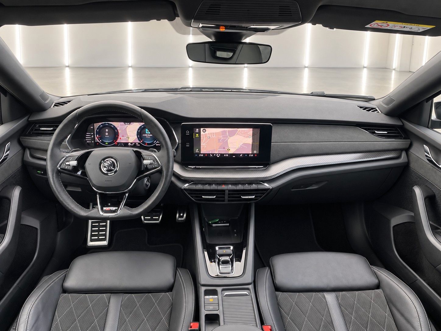Fahrzeugabbildung SKODA Octavia Combi 2.0 TSI RS *Pano*Massage*AHK* - mit KI generiert/bearbeitet