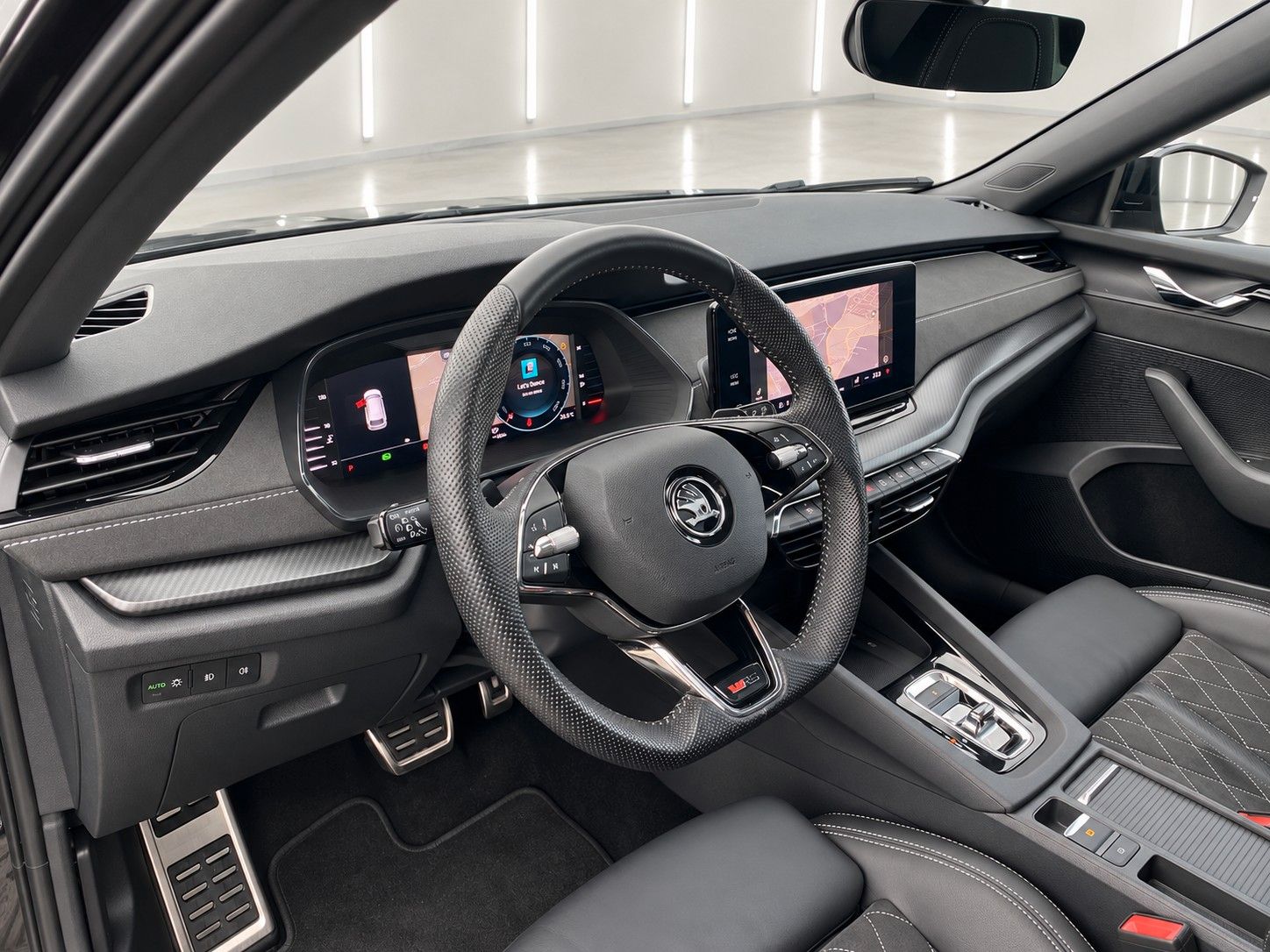 Fahrzeugabbildung SKODA Octavia Combi 2.0 TSI RS *Pano*Massage*AHK* - mit KI generiert/bearbeitet