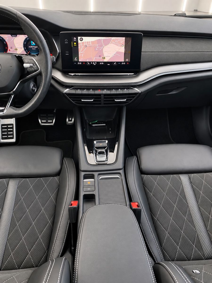 Fahrzeugabbildung SKODA Octavia Combi 2.0 TSI RS *Pano*Massage*AHK* - mit KI generiert/bearbeitet