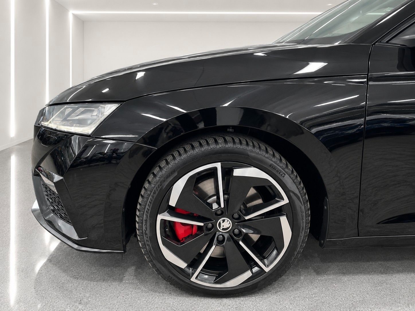 Fahrzeugabbildung SKODA Octavia Combi 2.0 TSI RS *Pano*Massage*AHK* - mit KI generiert/bearbeitet
