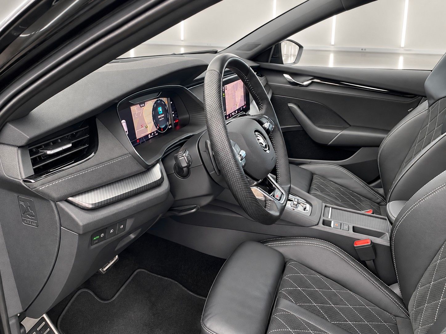 Fahrzeugabbildung SKODA Octavia Combi 2.0 TSI RS *Pano*Massage*AHK* - mit KI generiert/bearbeitet