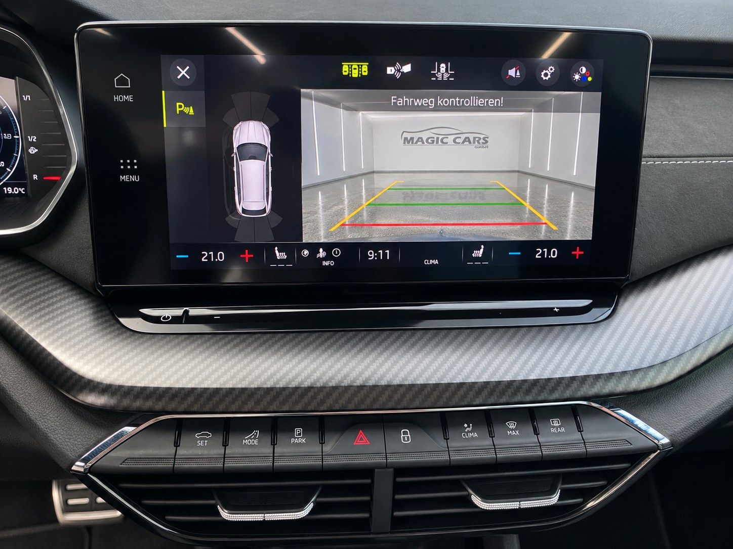 Fahrzeugabbildung SKODA Octavia Combi 2.0 TSI RS *Pano*Massage*AHK* - mit KI generiert/bearbeitet