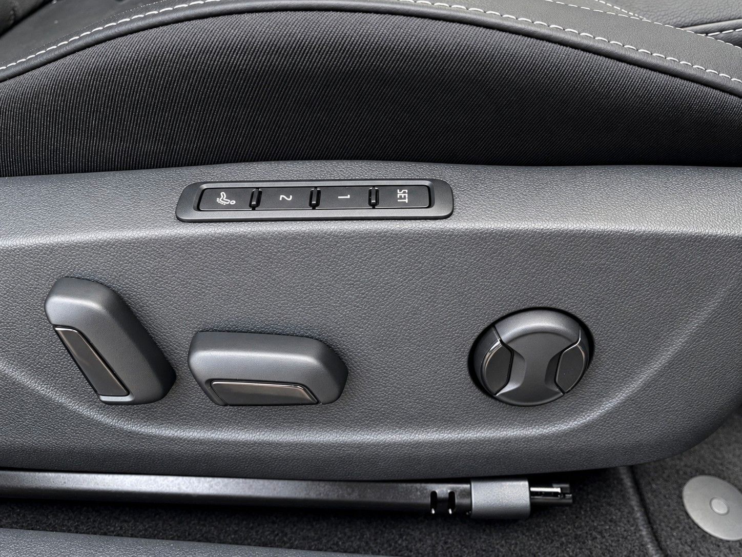 Fahrzeugabbildung SKODA Octavia Combi 2.0 TSI RS *Pano*Massage*AHK* - mit KI generiert/bearbeitet
