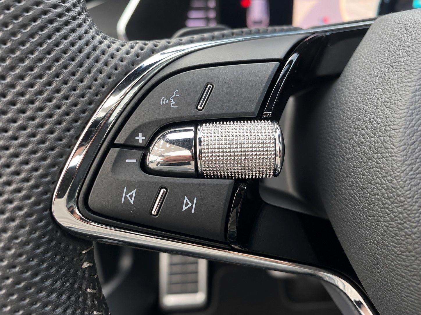 Fahrzeugabbildung SKODA Octavia Combi 2.0 TSI RS *Pano*Massage*AHK* - mit KI generiert/bearbeitet