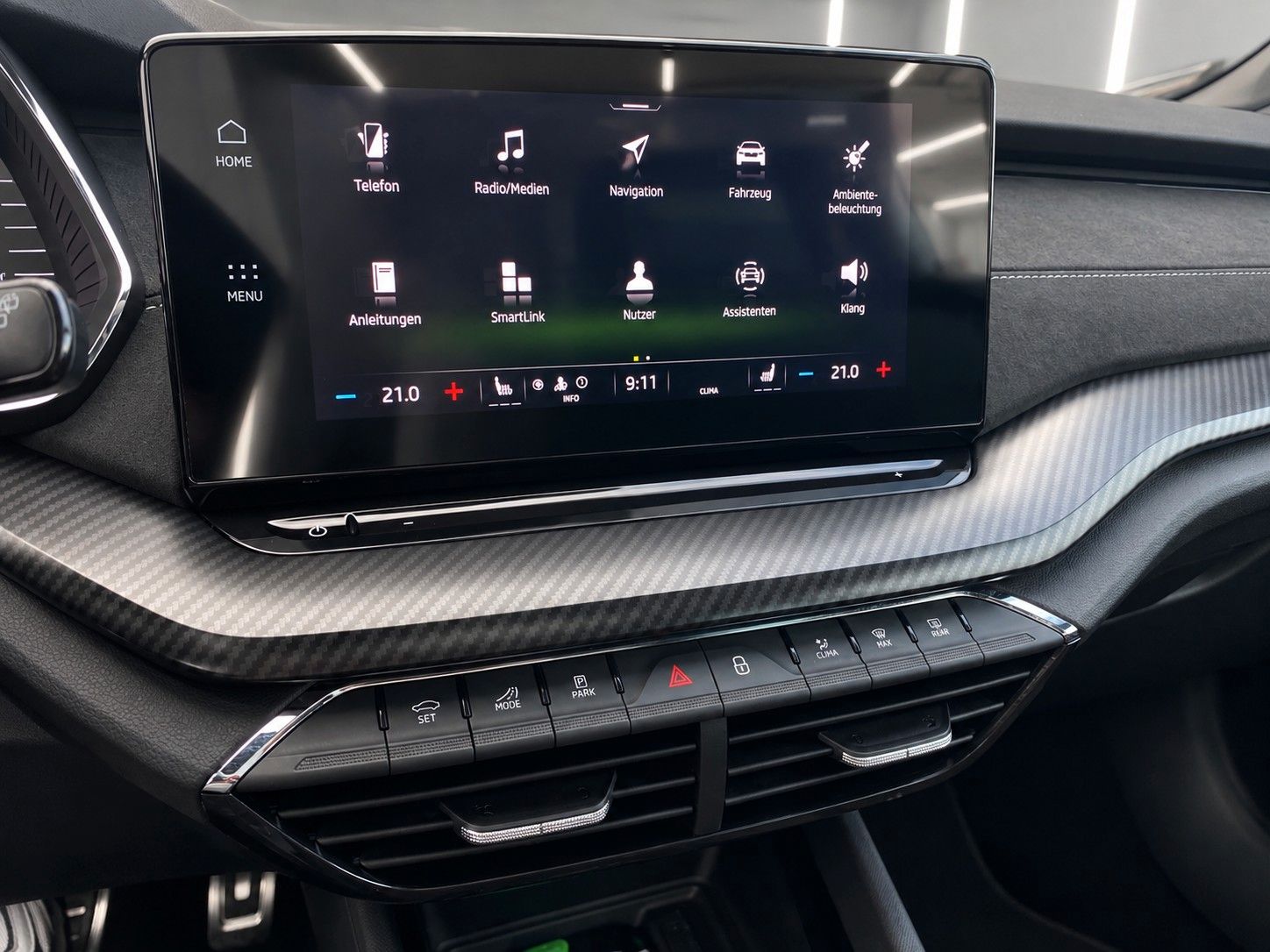 Fahrzeugabbildung SKODA Octavia Combi 2.0 TSI RS *Pano*Massage*AHK* - mit KI generiert/bearbeitet