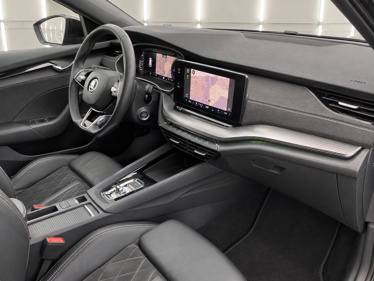 Fahrzeugabbildung SKODA Octavia Combi 2.0 TSI RS *Pano*Massage*AHK* - mit KI generiert/bearbeitet
