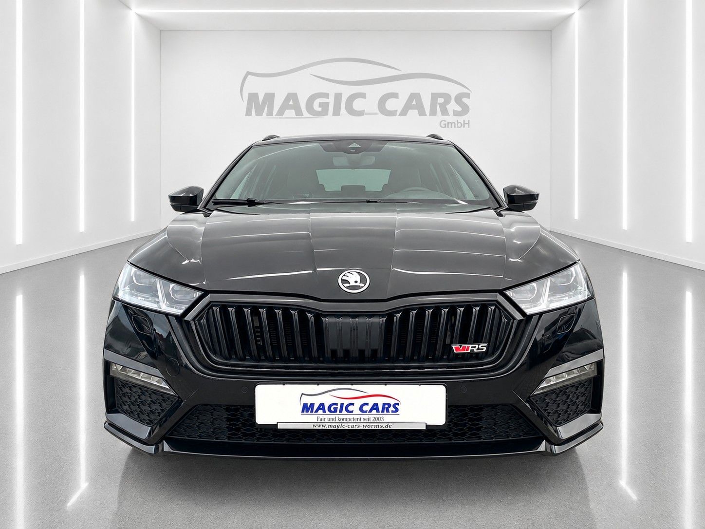 Fahrzeugabbildung SKODA Octavia Combi 2.0 TSI RS *Pano*Massage*AHK* - mit KI generiert/bearbeitet
