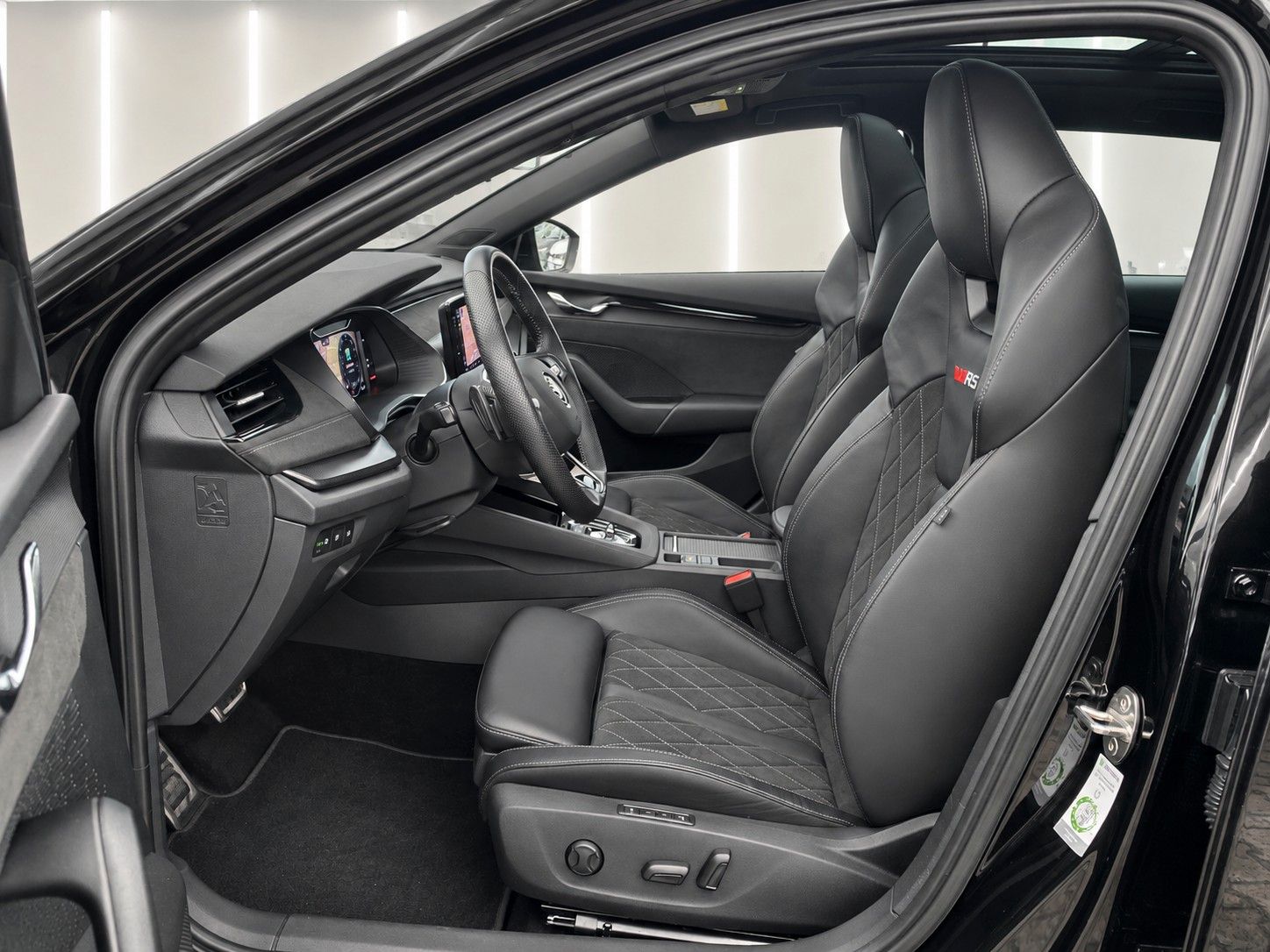 Fahrzeugabbildung SKODA Octavia Combi 2.0 TSI RS *Pano*Massage*AHK* - mit KI generiert/bearbeitet