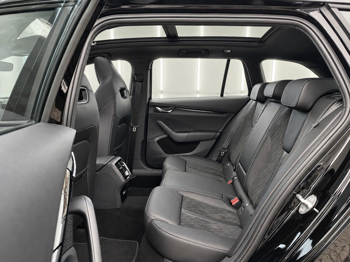 Fahrzeugabbildung SKODA Octavia Combi 2.0 TSI RS *Pano*Massage*AHK* - mit KI generiert/bearbeitet