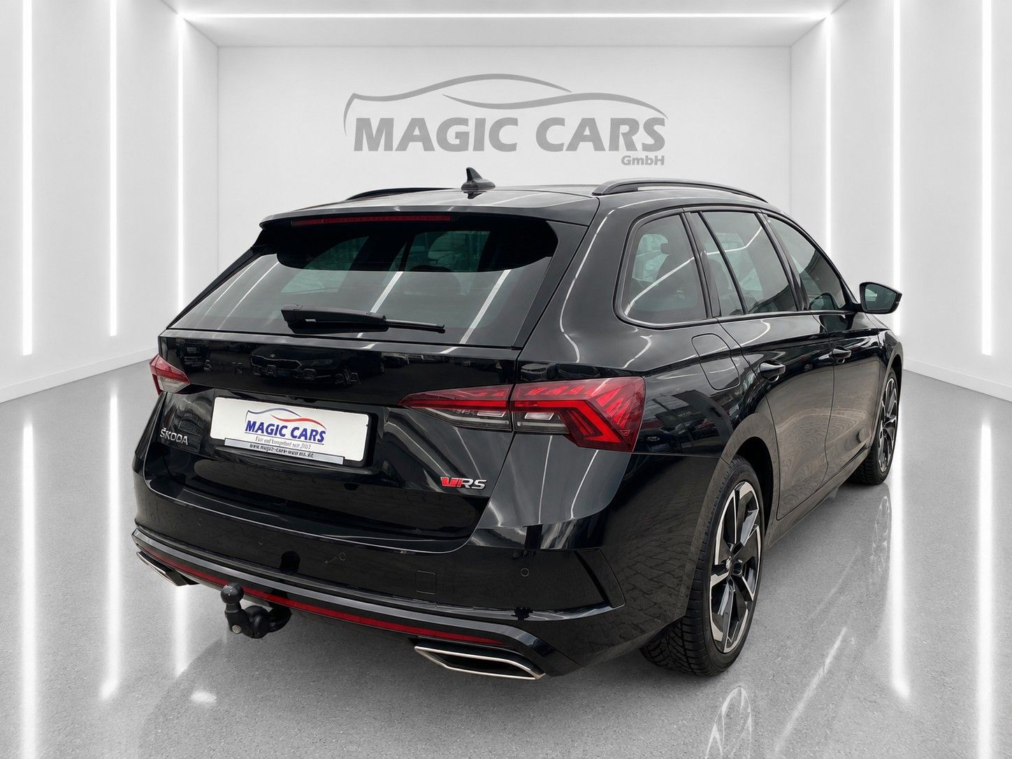 Fahrzeugabbildung SKODA Octavia Combi 2.0 TSI RS *Pano*Massage*AHK* - mit KI generiert/bearbeitet