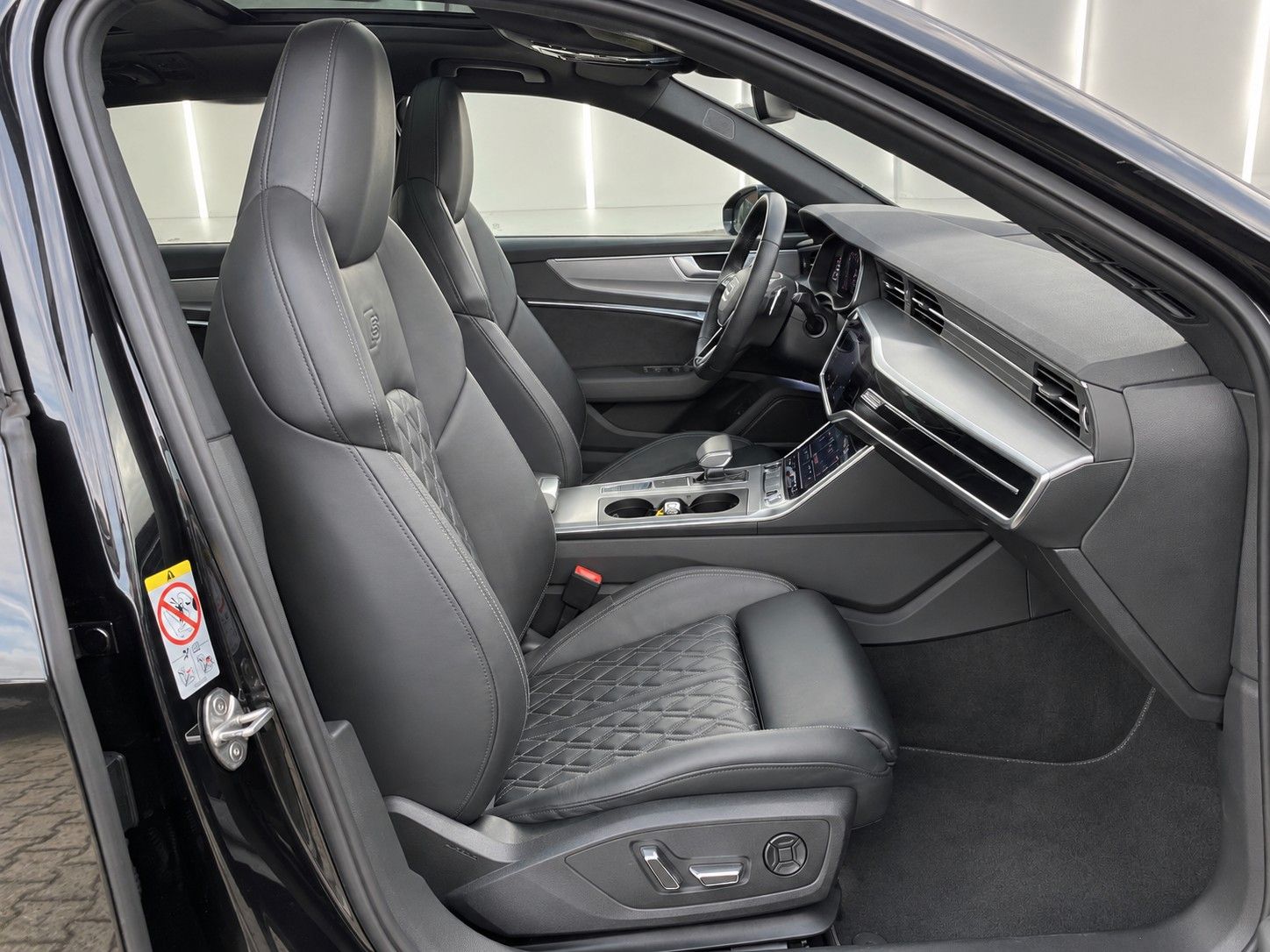 Fahrzeugabbildung Audi A6 Avant 45 TFSI quattro S line*Mega-Ausstattung - mit KI generiert/bearbeitet