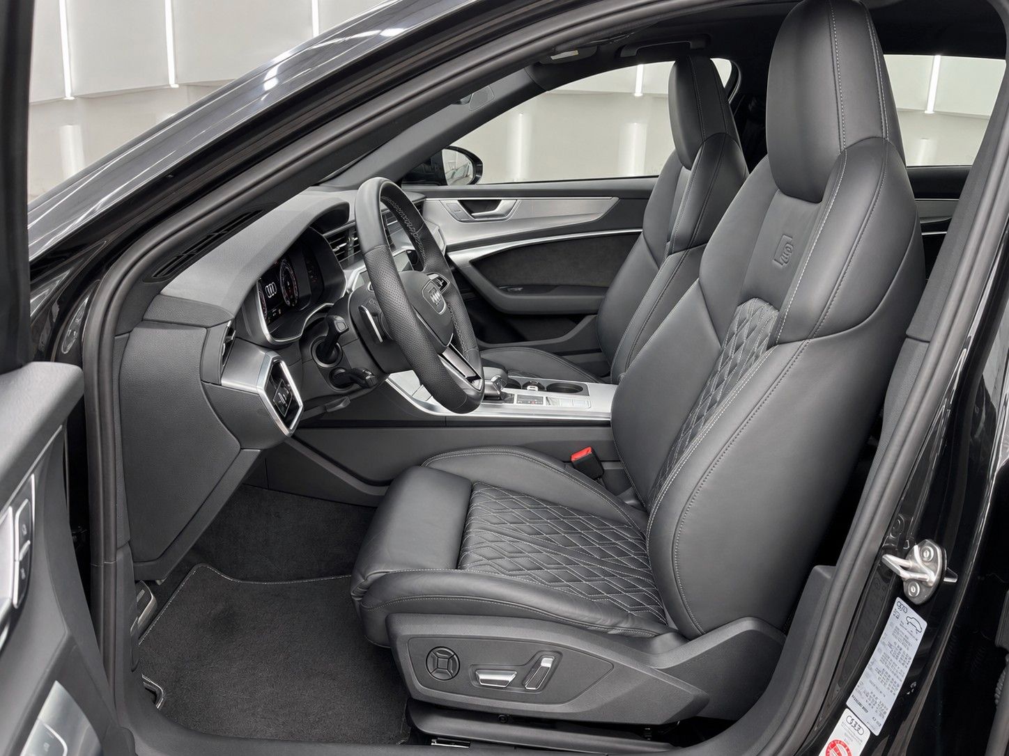 Fahrzeugabbildung Audi A6 Avant 45 TFSI quattro S line*Mega-Ausstattung - mit KI generiert/bearbeitet