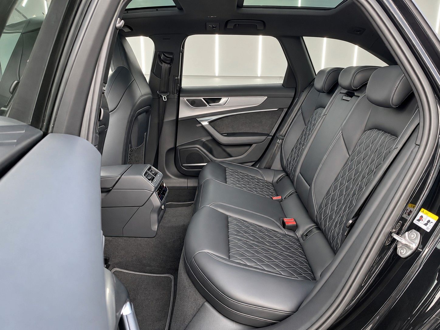 Fahrzeugabbildung Audi A6 Avant 45 TFSI quattro S line*Mega-Ausstattung - mit KI generiert/bearbeitet