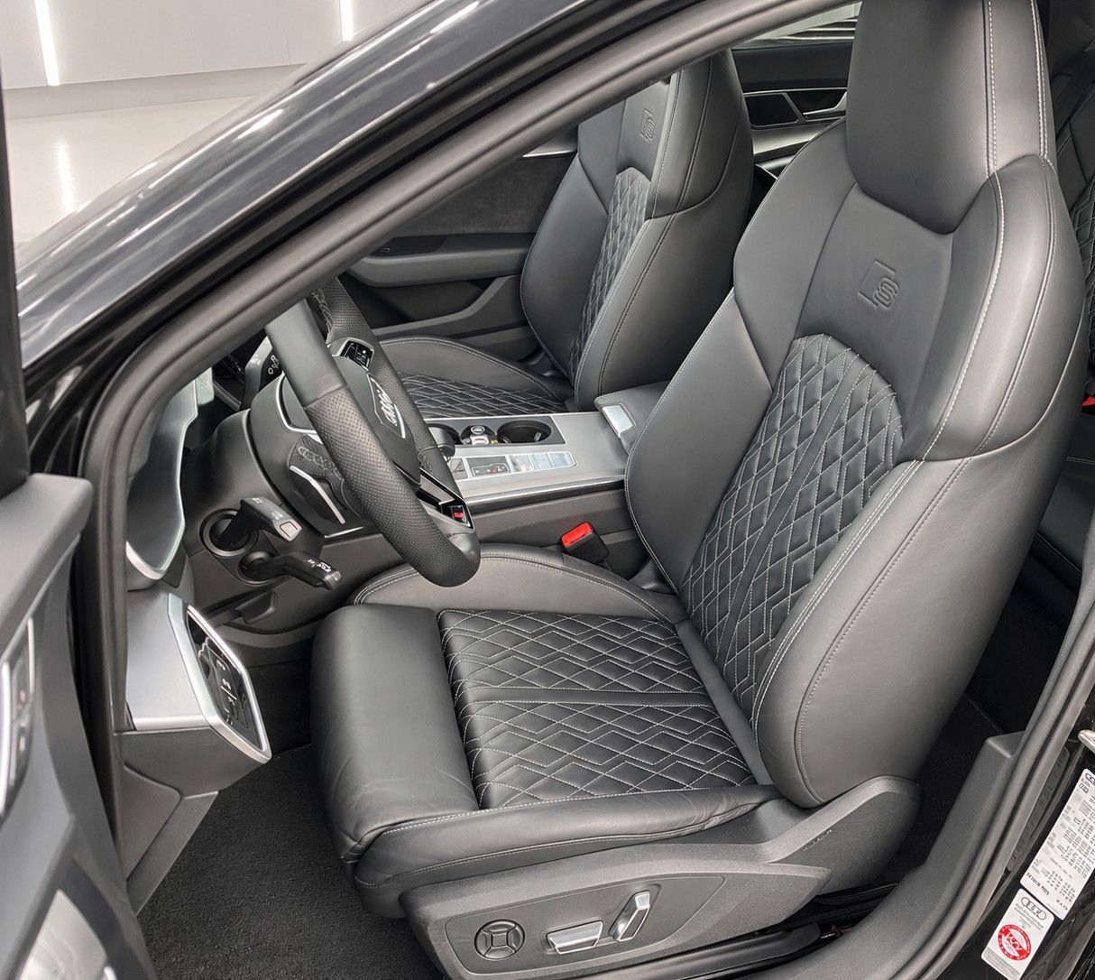 Fahrzeugabbildung Audi A6 Avant 45 TFSI quattro S line*Mega-Ausstattung - mit KI generiert/bearbeitet